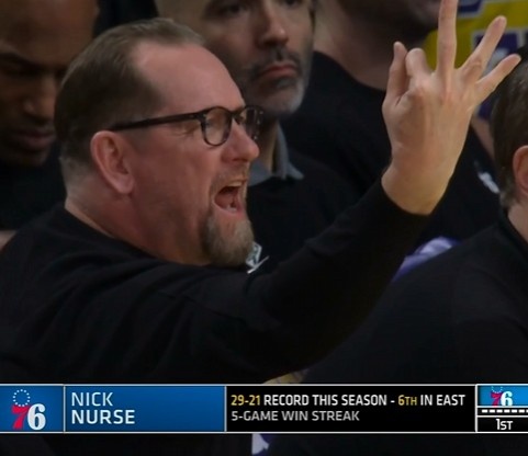 还挺贪！恩比德大回环造犯规 纳斯想要三罚但前者踩进三分线了